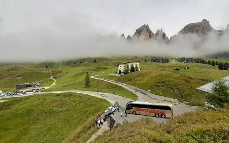 Fernaufnahme des Busses von Gilbach Reisen in einem Pass