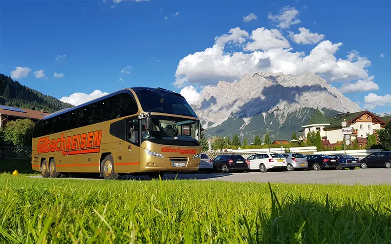 Bus von Gilbach Reisen vor einem Berg