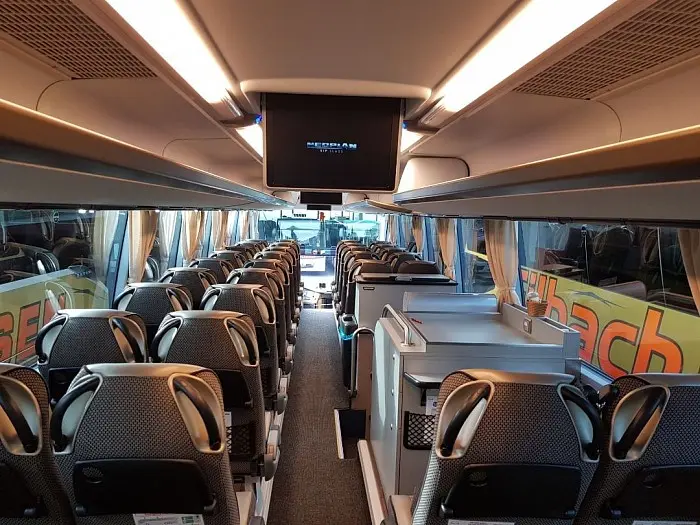 Innenraum Reisebus von hinten