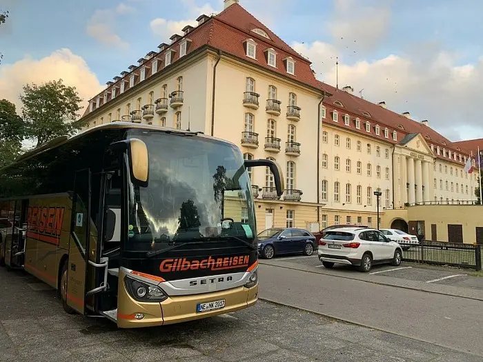 Bus vor historischem Gebäude